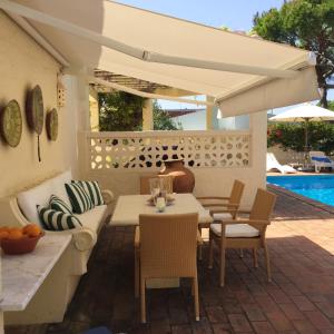 Majoituspaikassa 4 bedrooms villa with private pool enclosed garden and wifi at Vilamoura 3 km away from the beach tai sen lähellä sijaitseva uima-allas