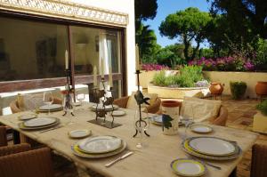 Restaurace v ubytování 4 bedrooms villa with private pool enclosed garden and wifi at Vilamoura 3 km away from the beach