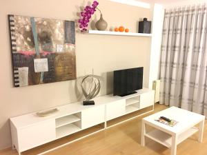 Televízia a/alebo spoločenská miestnosť v ubytovaní Spacious Apartment in Terrassa with Shared Pool, 85 m²