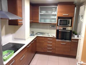 Kuchyňa alebo kuchynka v ubytovaní Spacious Apartment in Terrassa with Shared Pool, 85 m²