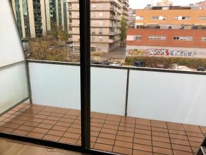 テラサにある3 bedrooms appartement with city view shared pool and jacuzzi at Terrassaの市街の景色を望むバルコニー