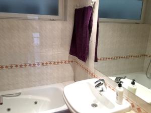Kúpeľňa v ubytovaní Spacious Apartment in Terrassa with Shared Pool, 85 m²