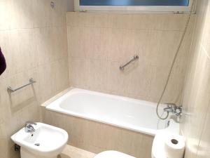 Kúpeľňa v ubytovaní Spacious Apartment in Terrassa with Shared Pool, 85 m² + 11 fotografií