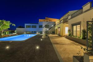 Imagem da galeria de 2 bedrooms villa with sea view shared pool and jacuzzi at Quelfes 3 km away from the beach em Quelfes