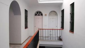 un couloir avec deux portes blanches et un escalier dans l'établissement One bedroom apartement with city view balcony and wifi at Sevilla, à Séville