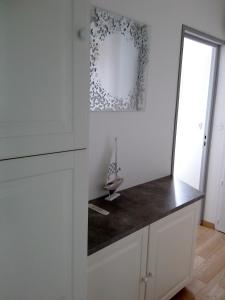 a kitchen with a counter and a mirror on the wall at Maison spacieuse près de Marennes-Hiers-Brouage (90 m²) in Marennes