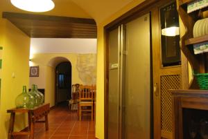 korytarz domu z żółtymi ścianami w obiekcie Comfortable house in Guadix with barbecue and parking w mieście Guadix +5 zdjęć