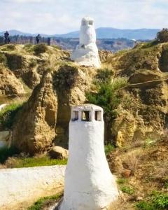 latarnia morska na zboczu góry w obiekcie Comfortable house in Guadix with barbecue and parking w mieście Guadix