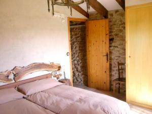 1 dormitorio con 1 cama con cabecero de madera en 3 bedrooms chalet with private pool and wifi at Masdenverge, en Masdenverge