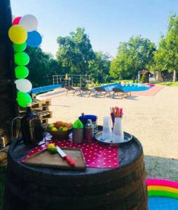un barril con una mesa con comida y un parque infantil en 4 bedrooms villa with city view private pool and jacuzzi at Mozdenec en Možđenec