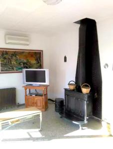 Télévision ou salle de divertissement dans l'établissement 4 bedrooms house with furnished terrace and wifi at Gironella