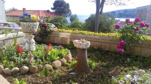 Ein Garten an der Unterkunft Comfortable Studio in Sumartin with Sea View - 22 m²