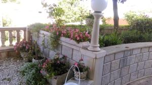 Ein Garten an der Unterkunft Comfortable Studio in Sumartin with Sea View - 22 m²