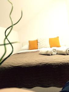 מיטה או מיטות בחדר ב-2 bedrooms appartement with shared pool furnished garden and wifi at Rakovica