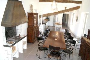 مطبخ أو مطبخ صغير في Villa de 5 chambres avec piscine privee jardin amenage et wifi a Oppede