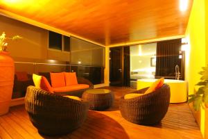 順天的住宿－Suncheon Hotel Gite，带沙发和椅子的客厅