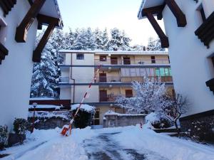 2 bedrooms apartement with furnished terrace and wifi at Camigliatello Silano 2 km away from the slopes að vetri til