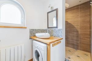 a laundry room with a washer and dryer at Maison charmante à Poussan avec jardin privé in Poussan +11 photos
