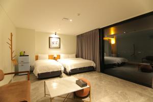 Posteľ alebo postele v izbe v ubytovaní Suncheon Hotel Gite