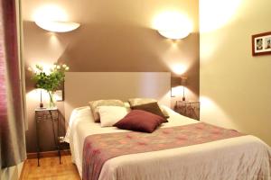 ein Schlafzimmer mit einem Bett mit zwei Kissen darauf in der Unterkunft Maison de 2 chambres avec terrasse amenagee et wifi a Monlaur Bernet in Monlaur-Bernet