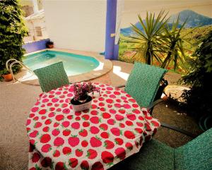Bazén v ubytovaní 5 bedrooms villa with private pool furnished terrace and wifi at Benaocaz alebo v jeho blízkosti