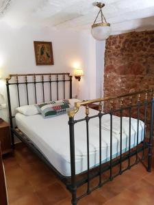 een slaapkamer met een bed in een kamer bij 5 bedrooms villa with private pool enclosed garden and wifi at Sorihuela del Guadalimar in Sorihuela del Guadalimar