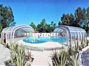 A piscina localizada em Bungalow de 3 chambres avec piscine partagee terrasse amenagee et wifi a Saint Jean de Monts a 1 km de la plage ou nos arredores