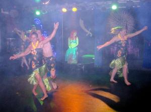 eine Gruppe von Menschen, die auf einer Tanzfläche tanzen in der Unterkunft Bungalow convivial à Saint-Jean-de-Monts avec piscine partagée in Saint-Jean-de-Monts + 54 Fotos