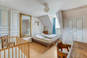Postel nebo postele na pokoji v ubytování Villa confortable avec piscine privée à Lucenay-lès-Aix + 22 fotografií