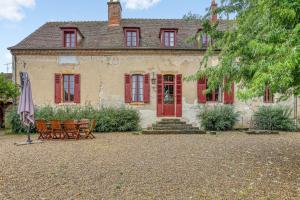 Zahrada ubytování Villa confortable avec piscine privée à Lucenay-lès-Aix