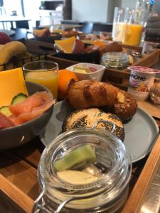聖特雷登的住宿－Hof van Stayen，一张桌子,上面放着一盘食物,包括面包和水果