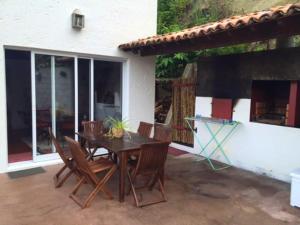 Patio o iba pang outdoor area sa 2 bedrooms house with city view furnished balcony and wifi at Furnas