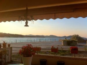 ラ・シオタにあるAppartement d'une chambre a La Ciotat a 10 m de la plage avec vue sur la mer terrasse amenagee et wifiの家の玄関から海の景色