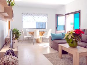 ein Wohnzimmer mit einem Sofa und einem Tisch in der Unterkunft 3 bedrooms house with wifi at Tias 8 km away from the beach in Tías