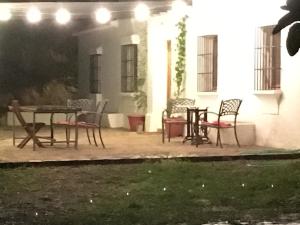 アラセナにある4 bedrooms house with private pool garden and wifi at Aracenaの家の中のパティオ(椅子、テーブル付)