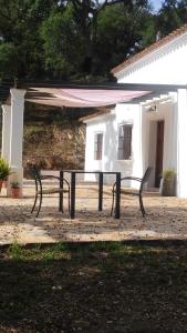 アラセナにある4 bedrooms house with private pool garden and wifi at Aracenaの白い建物前のピクニックベンチ