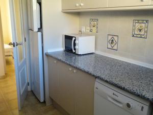 Kuchyňa alebo kuchynka v ubytovaní Charming Apartment in Dénia with Shared Pool