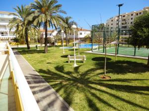 Tenis alebo squash v ubytovaní Charming Apartment in Dénia with Shared Pool alebo jeho okolí