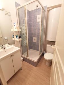 a bathroom with a shower and a toilet and a sink at Appartement d'une chambre avec balcon a Cauterets in Cauterets