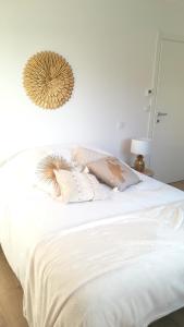 Giường trong phòng chung tại Villa de 2 chambres avec piscine privee jardin clos et wifi a Oletta
