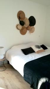 Giường trong phòng chung tại Villa de 2 chambres avec piscine privee jardin clos et wifi a Oletta