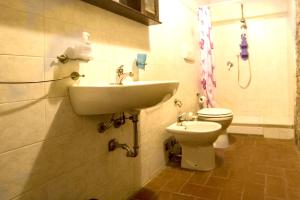 Koupelna v ubytování Charming Apartment in Massa Marittima with shared pool. + 11 fotografií