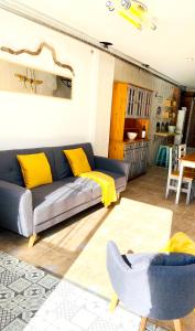 Χώρος καθιστικού στο Charming House in Viguera with Mountain View