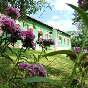 Zahrada ubytování Spacious house with mountain view in Premio