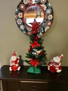 un árbol de Navidad en un tocador con un espejo en Hotel Verdes Mares, en Ouro Branco