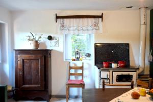 Ett kök eller pentry på 2 bedrooms chalet with jacuzzi furnished garden and wifi at Gospic