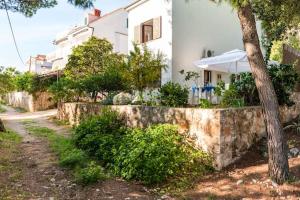 Κήπος έξω από το Modern apartment in Zavala, 50 m² with free parking.