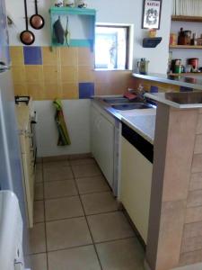 una cucina con lavandino e piano di lavoro di Appartement d'une chambre avec jardin clos et wifi a Hirel a Hirel