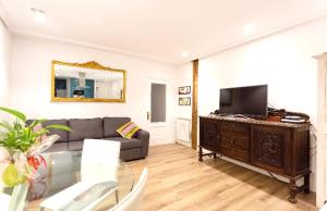 Uma área de estar em 2 bedrooms appartement with wifi at Bilbao