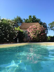 صورة لـ Villa de 3 chambres avec piscine privee jardin clos et wifi a Arpaillargues et Aureillac في Arpaillargues-et-Aureillac
